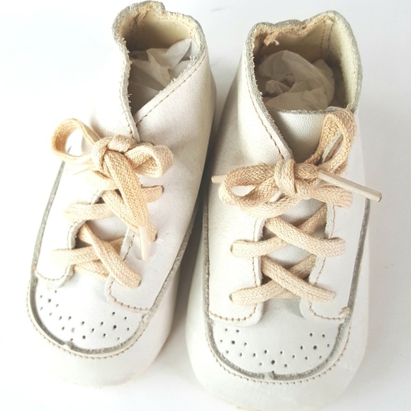Baby Shoes 1950s Infant Size White Leather Mid Century Photo Prop - Picture 2 of 6